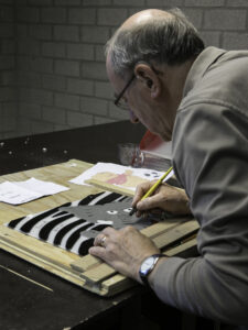 Cursist aan het werk tijdens een van de cursussen glasbewerking bij Glasatelier de Spin in Oisterwijk