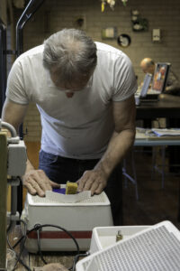 Cursist aan het werk tijdens een van de cursussen glasbewerking bij Glasatelier de Spin in Oisterwijk